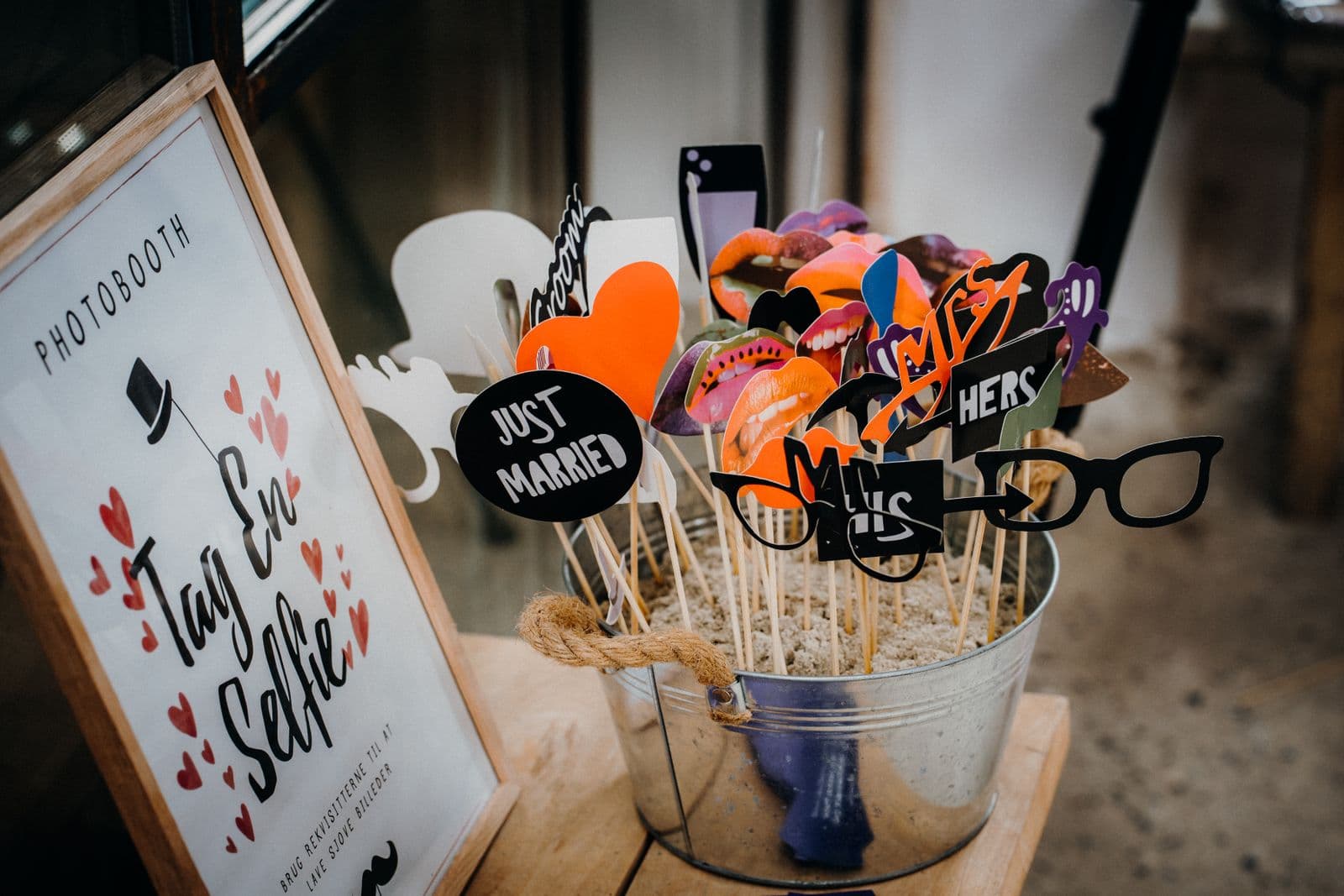Fotobox-Props als Motiv für Buchungstipps und Eventplanung