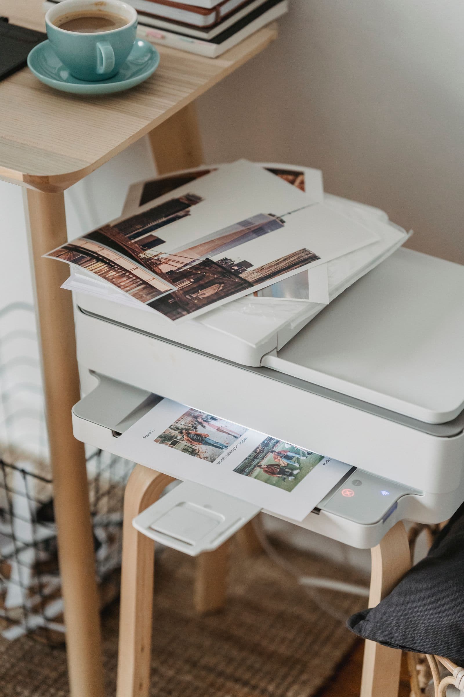 Fotoprints auf einem Drucker als Motiv für Sofortdruck mit der Fotobox