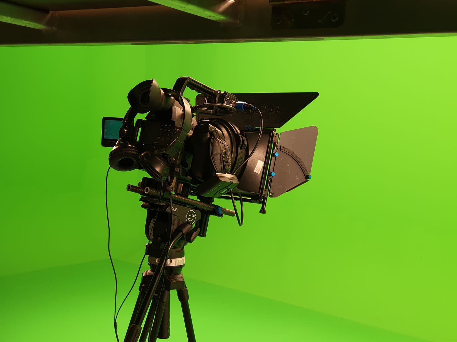 Kamera-Setup in einem Green-Screen-Studio als Motiv für Hintergrundsysteme